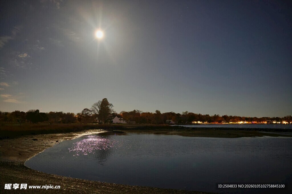 月夜下的静谧湖泊