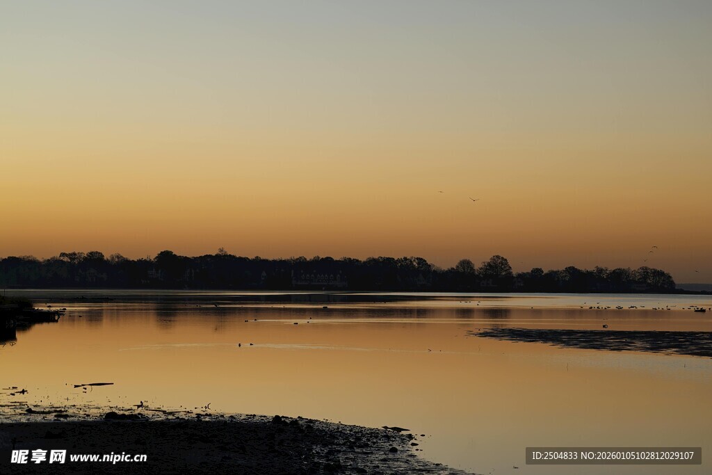 黄昏湖畔美景