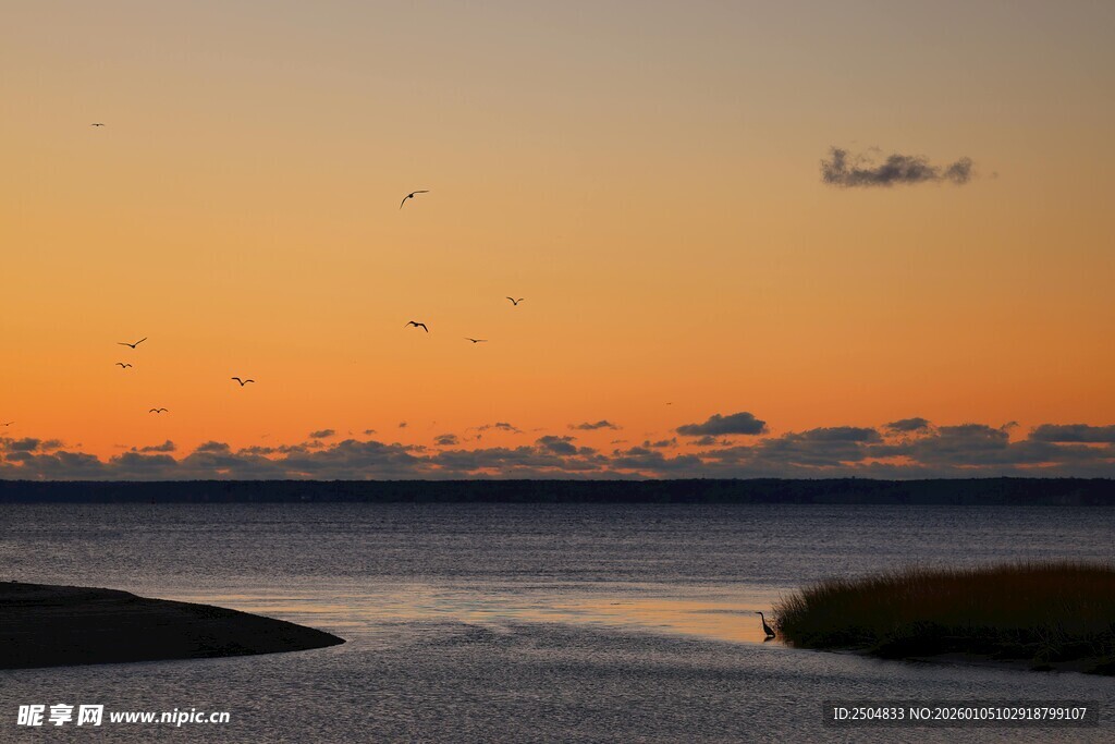 日落时分的宁静海滨风光