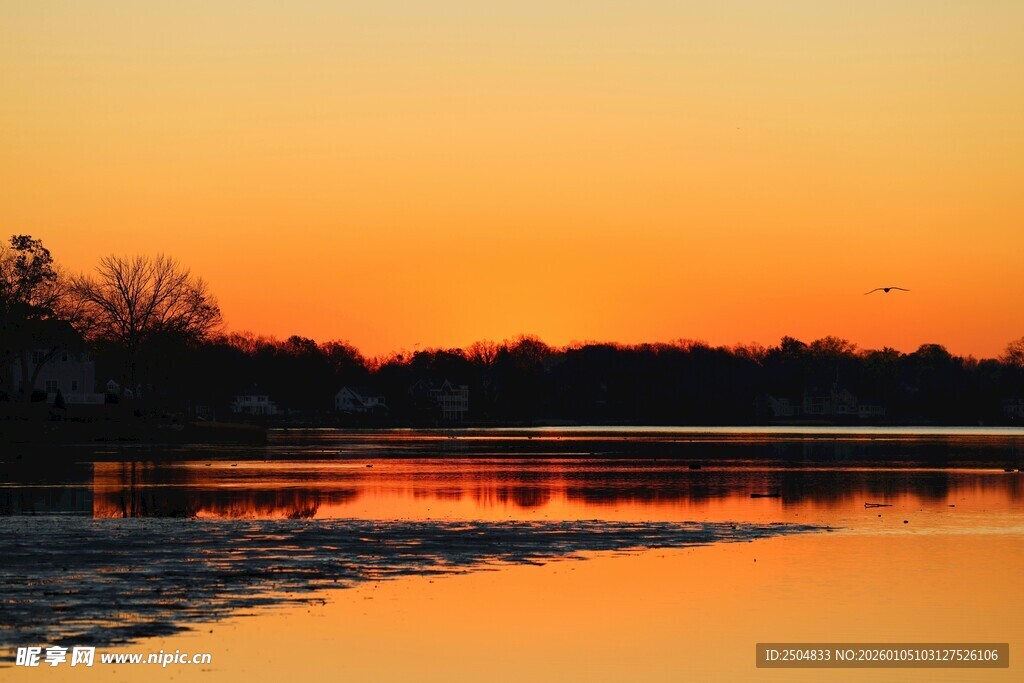 夕阳下的宁静湖面景色