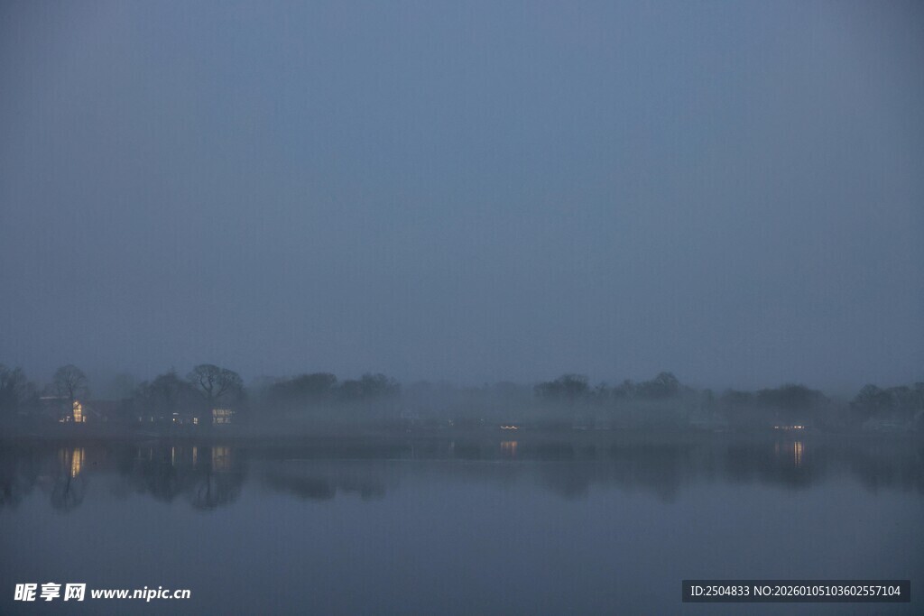 宁静湖面的清晨朦胧景致