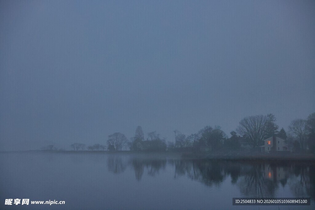 雾中湖畔朦胧美景