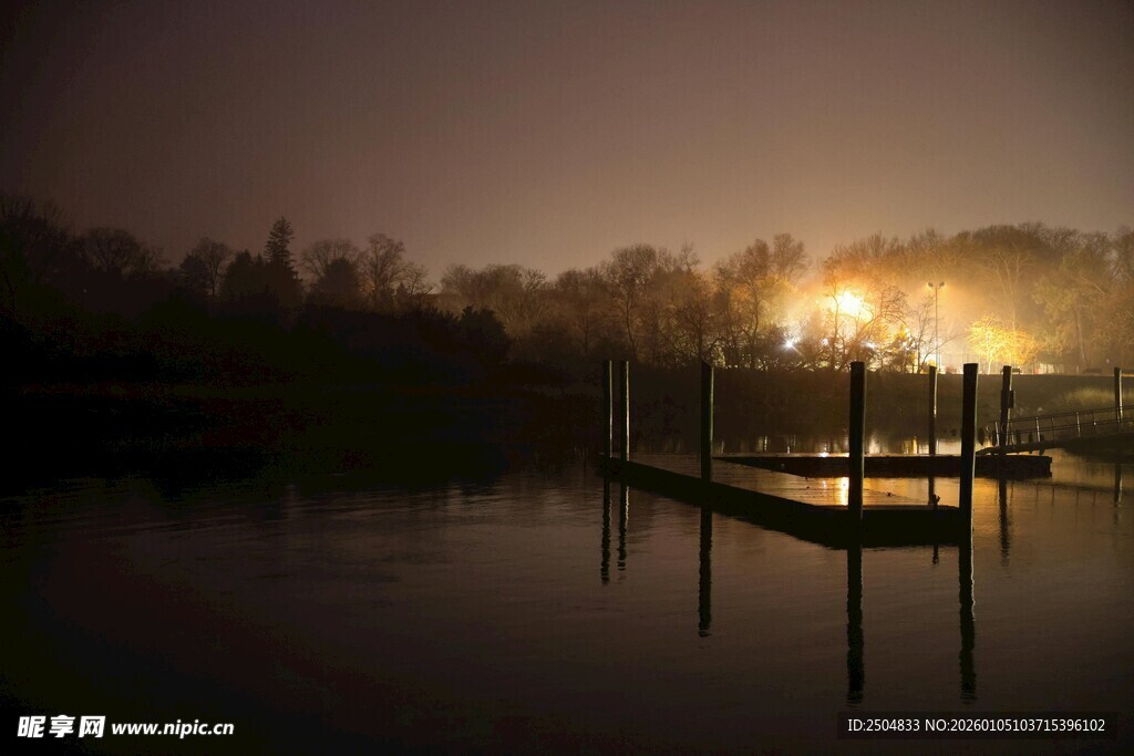 湖畔夜色中的静谧码头
