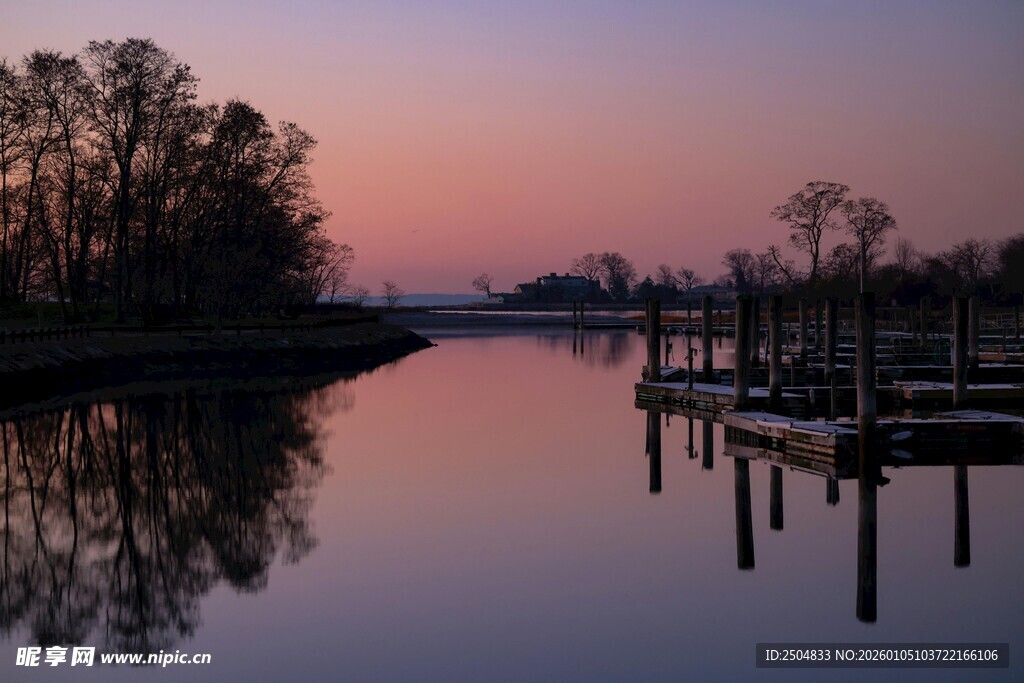 黄昏湖畔码头美丽景致