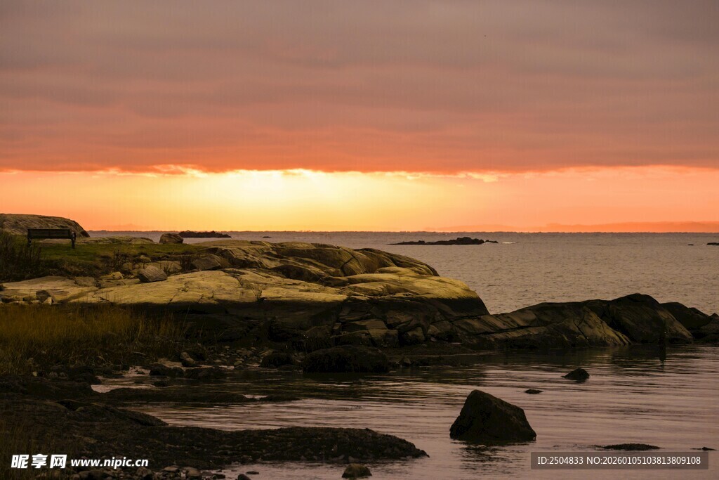 海边日落时的礁石美景