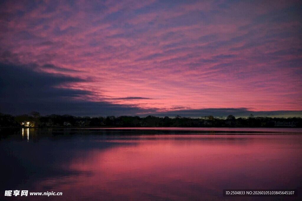 湖畔梦幻紫霞天色美景