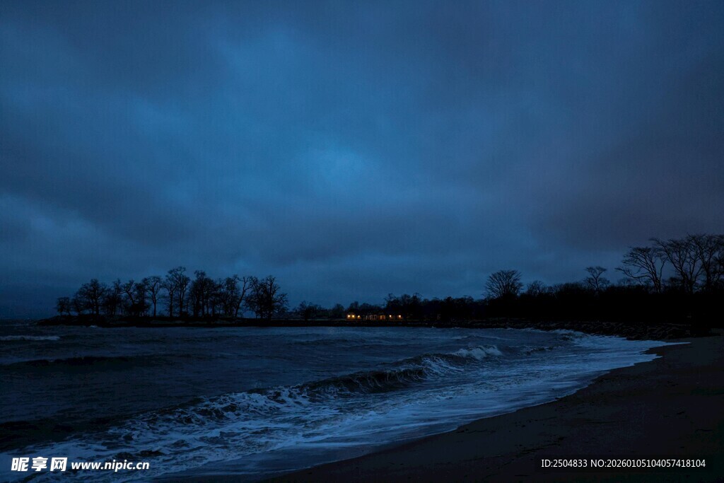 夜幕下的海边景致