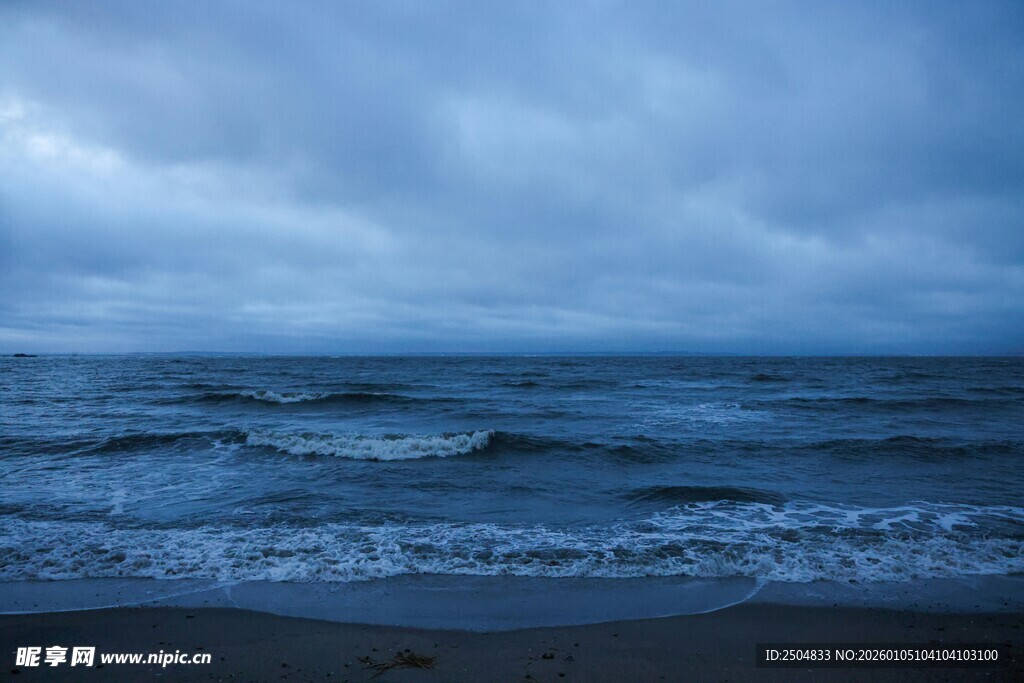 夜幕下的海浪海岸景色