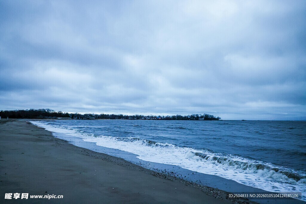 海边暮色 海浪轻拍沙滩