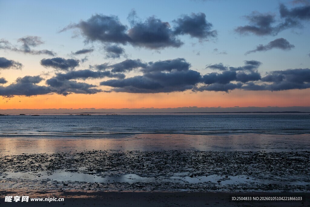 海边日落时分的美丽景象