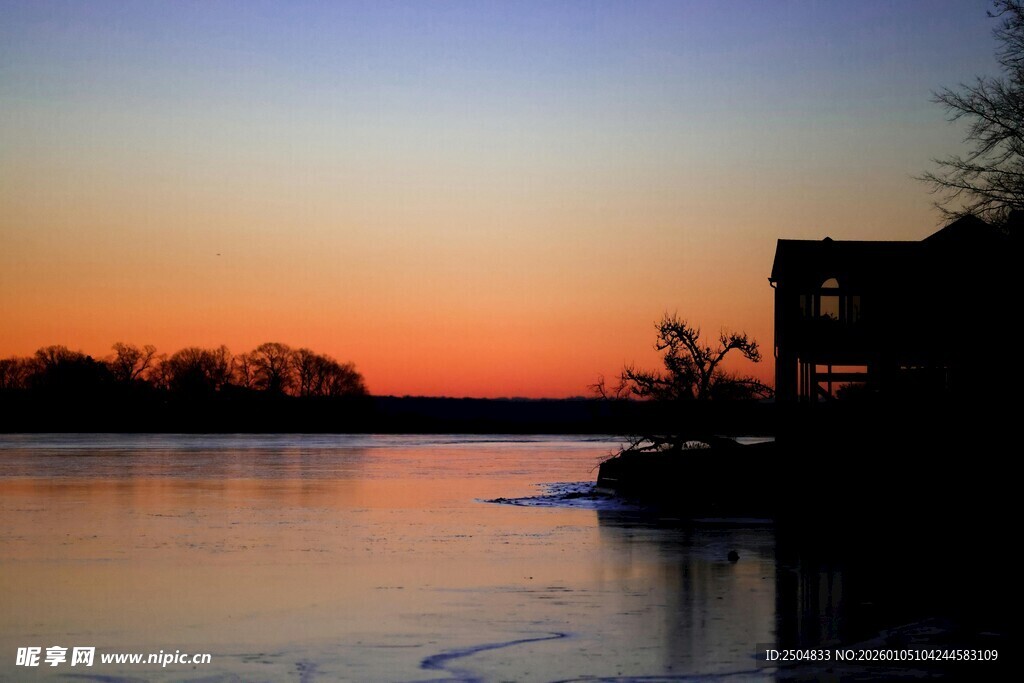 湖畔日落美景