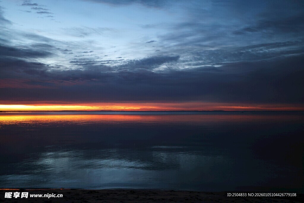 黄昏下平静的水面美景