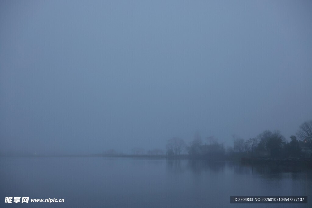 雾霭中的静谧湖岸景色