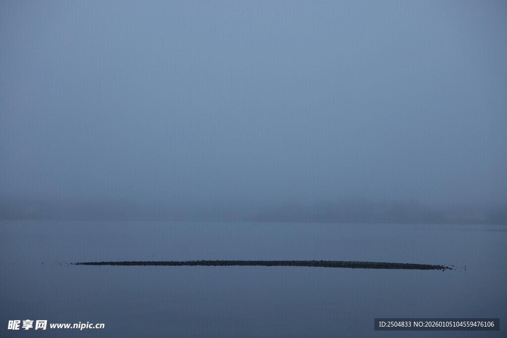 雾霭中的静谧水面