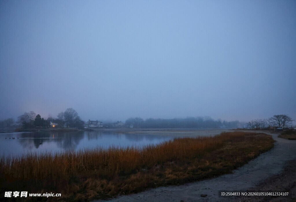 雾霭中的湖畔风光