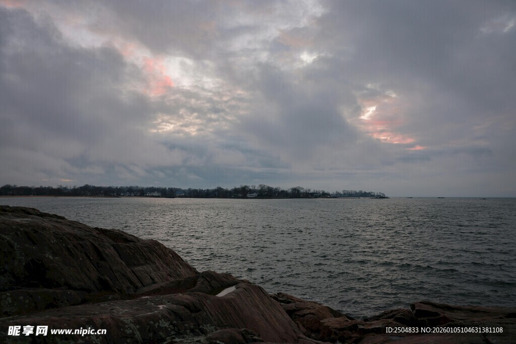 海边暮色中的宁静景致