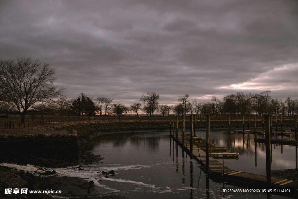 黄昏湖畔静谧景致