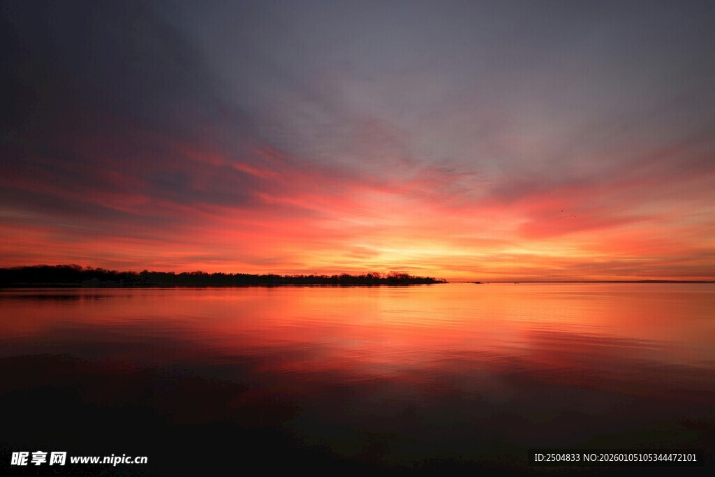 绚丽晚霞映照平静水面