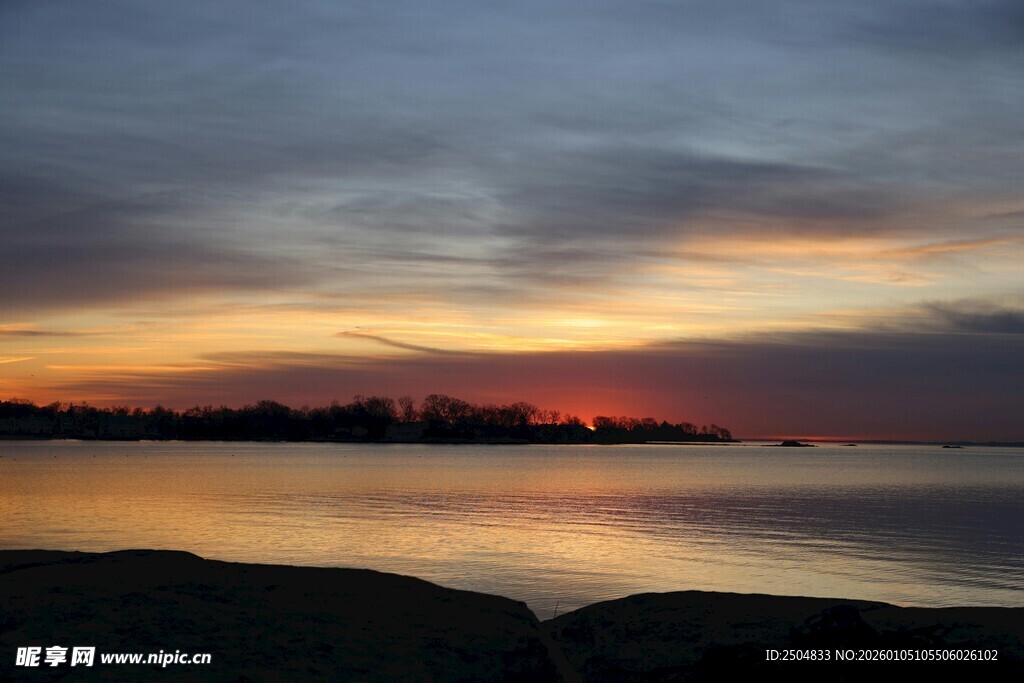 湖畔绝美日落景观