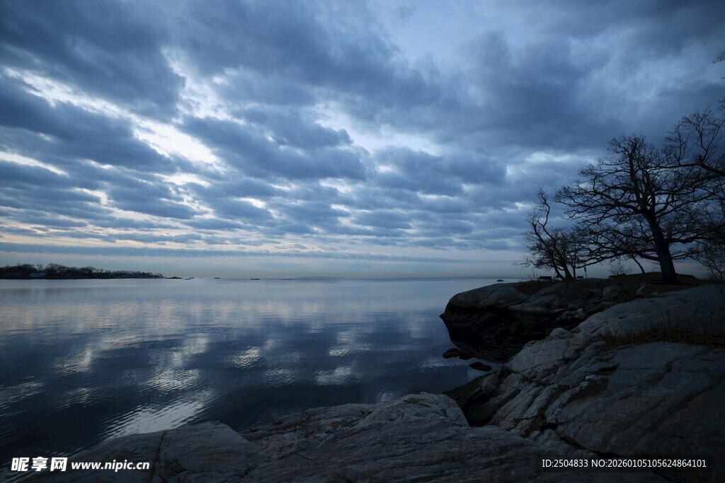 湖畔暮色中的宁静景致