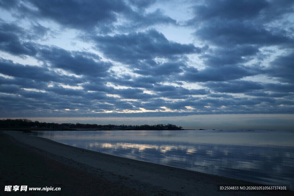 海边暮色天空与平静水面