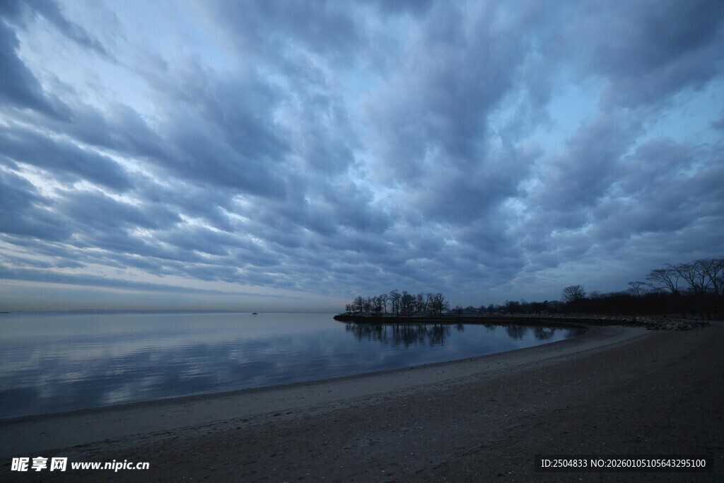 湖畔黄昏 云影倒映如画