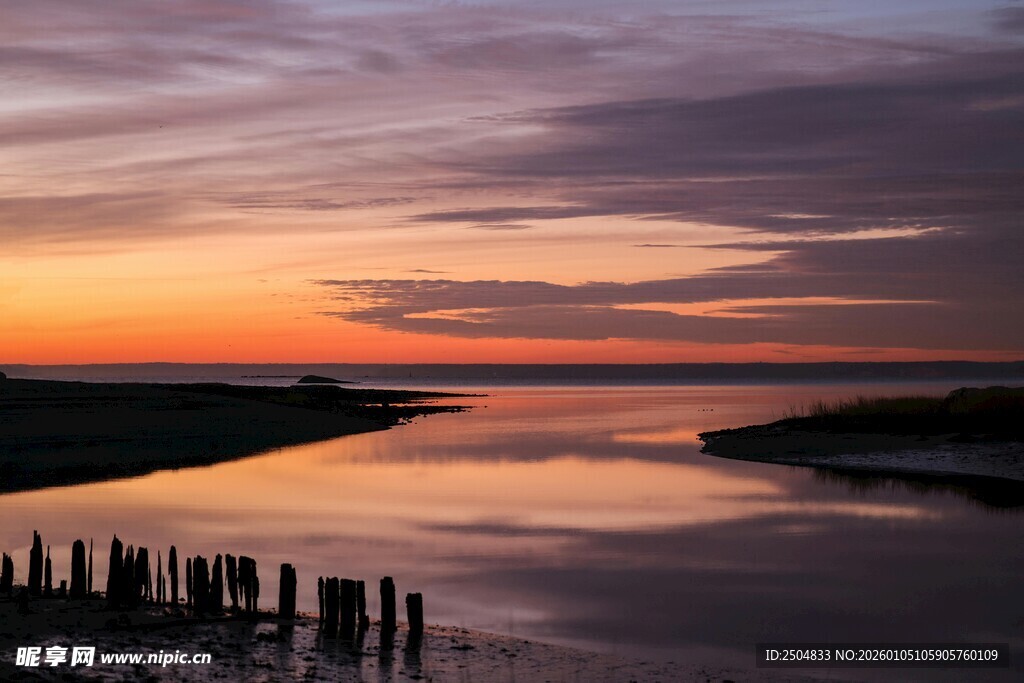 日落时分的宁静河岸风光
