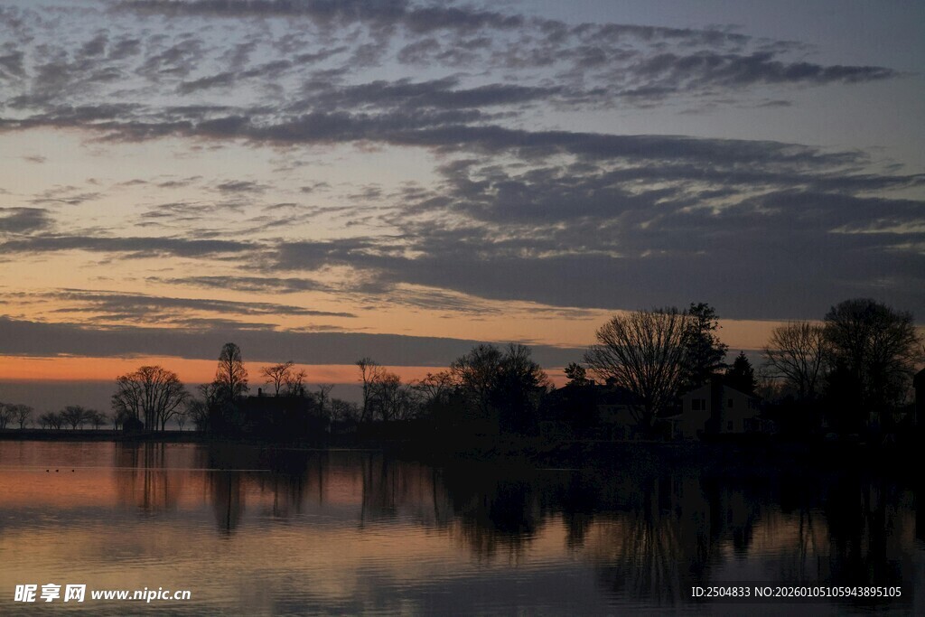 湖畔日落美景