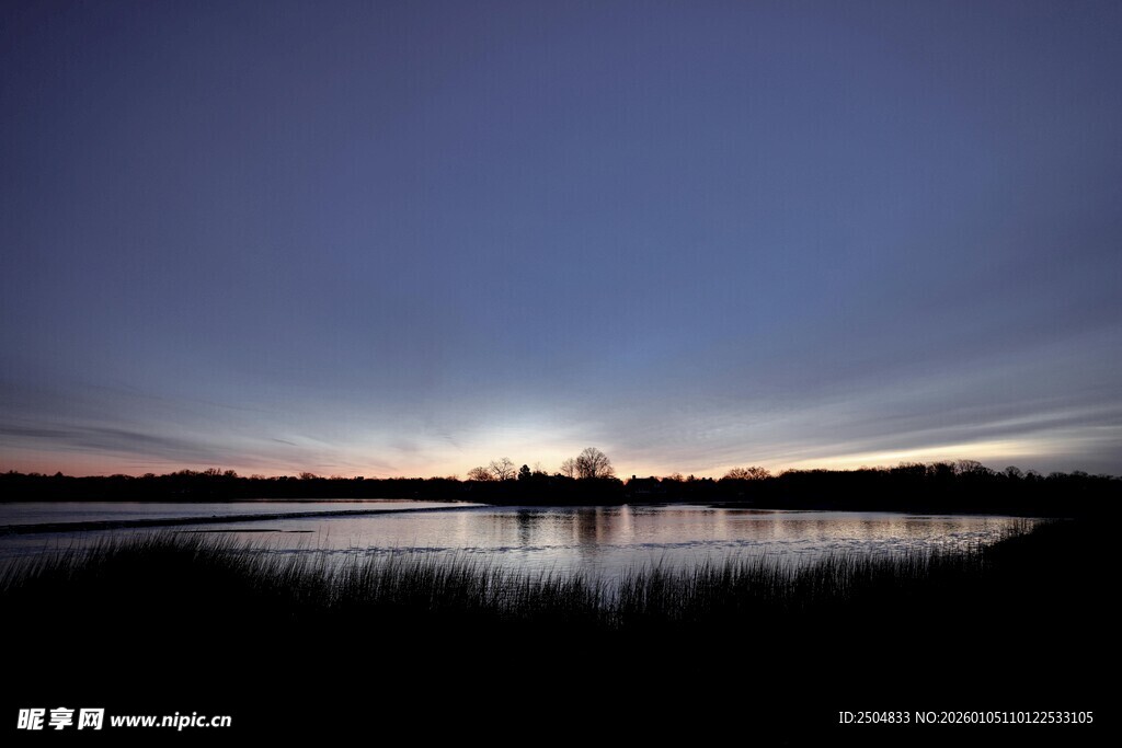 黄昏湖畔美景