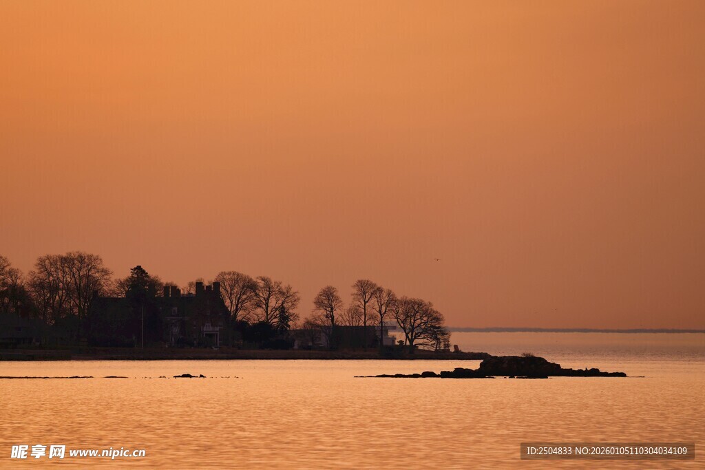 夕阳下的静谧湖中小岛