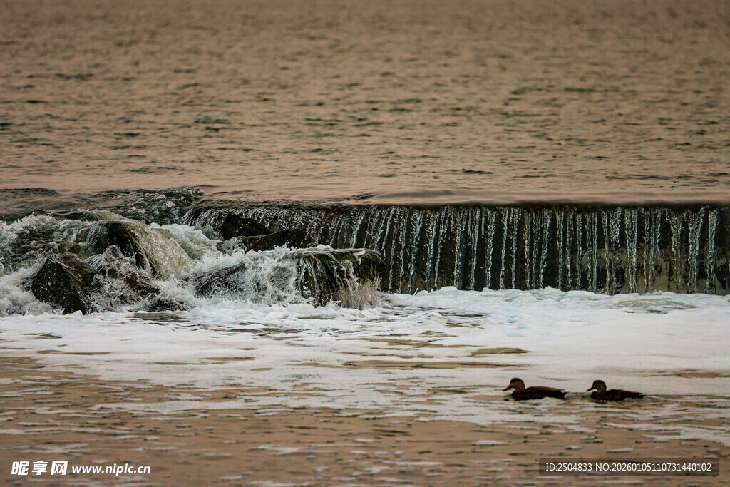 海浪拍打岸边的景象