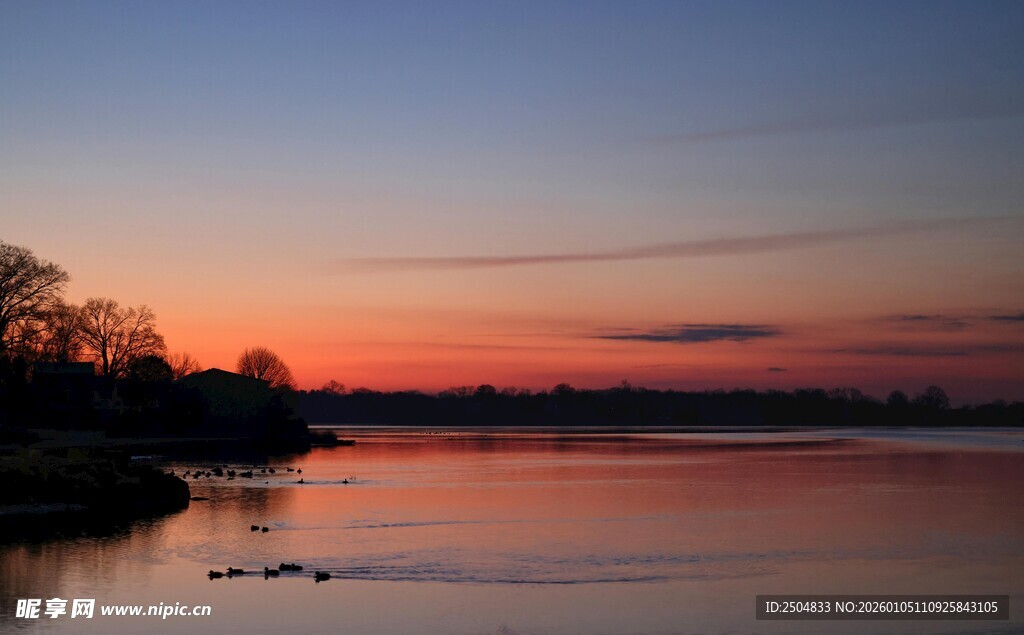 湖畔绝美日落景观