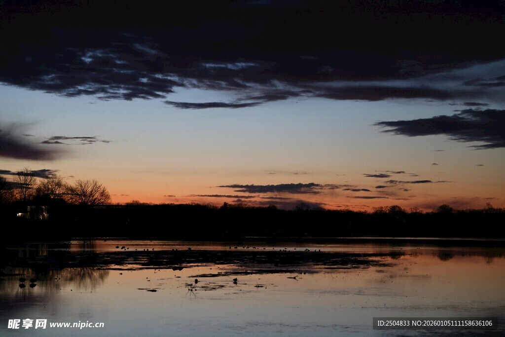 湖畔日落美景