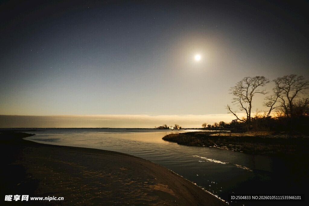 湖畔月夜美景