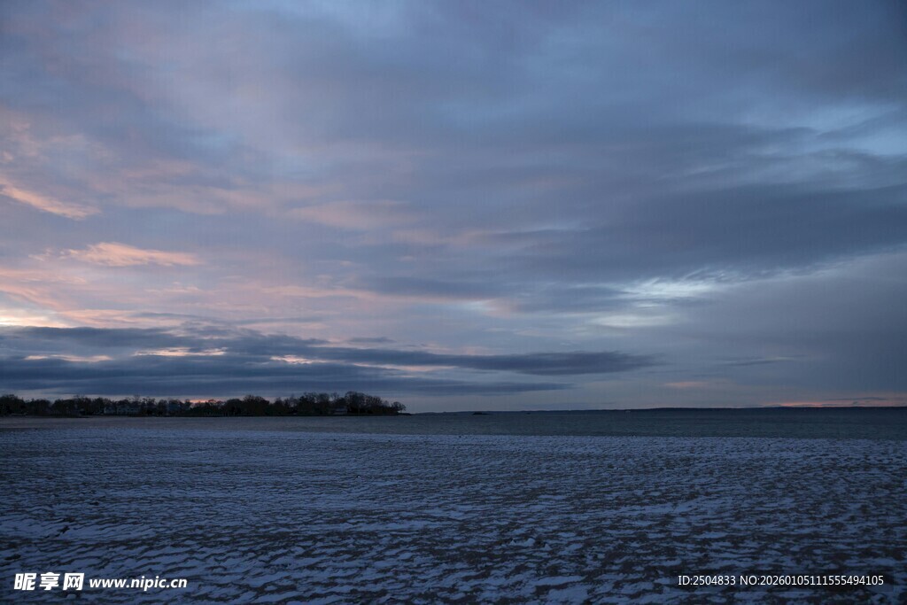 黄昏时分的海边天空景色