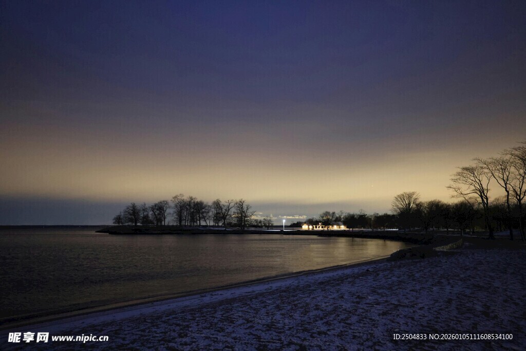 黄昏下的静谧湖边景色