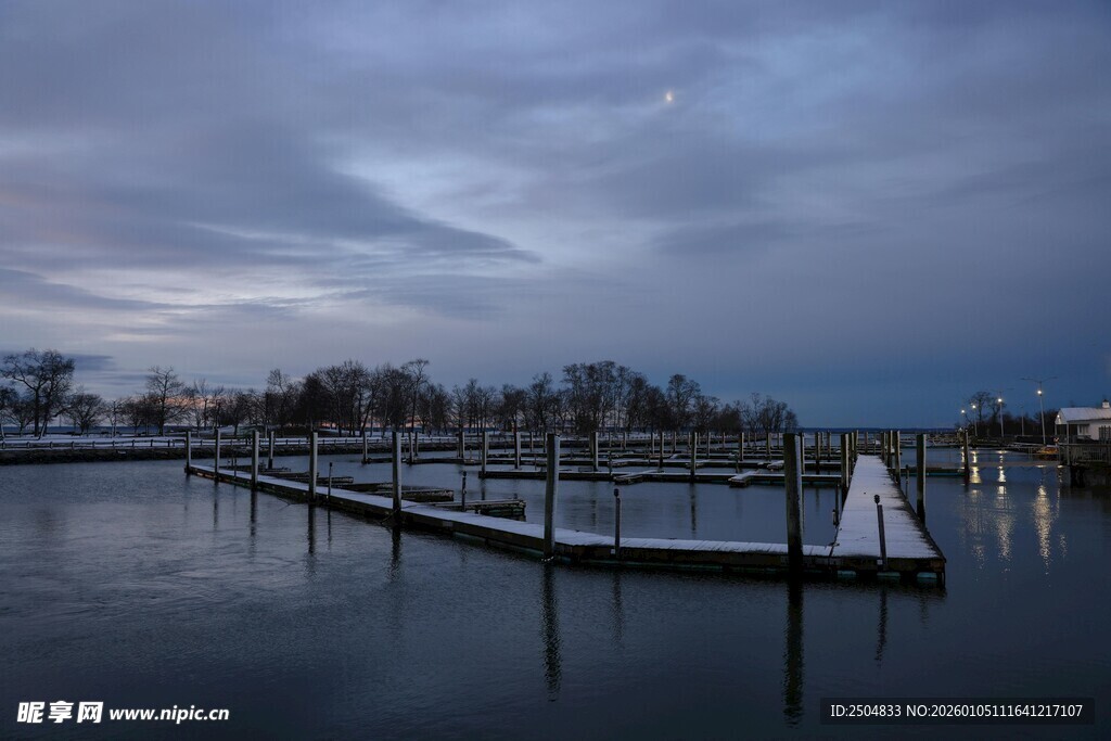 宁静水边码头暮色景象
