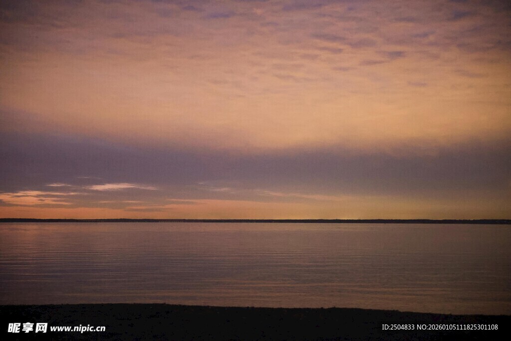 黄昏时分的宁静海面