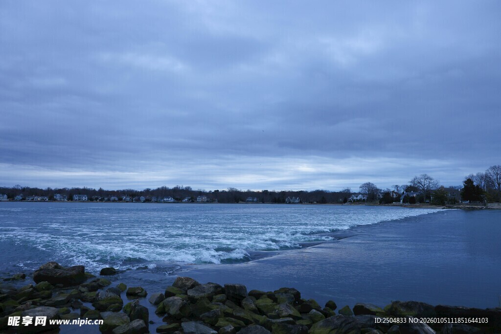 黄昏下宁静的水边风景