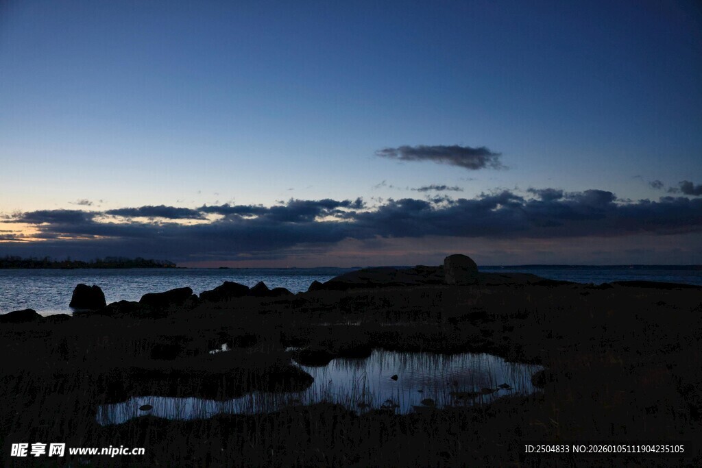 海边暮色中的宁静景致