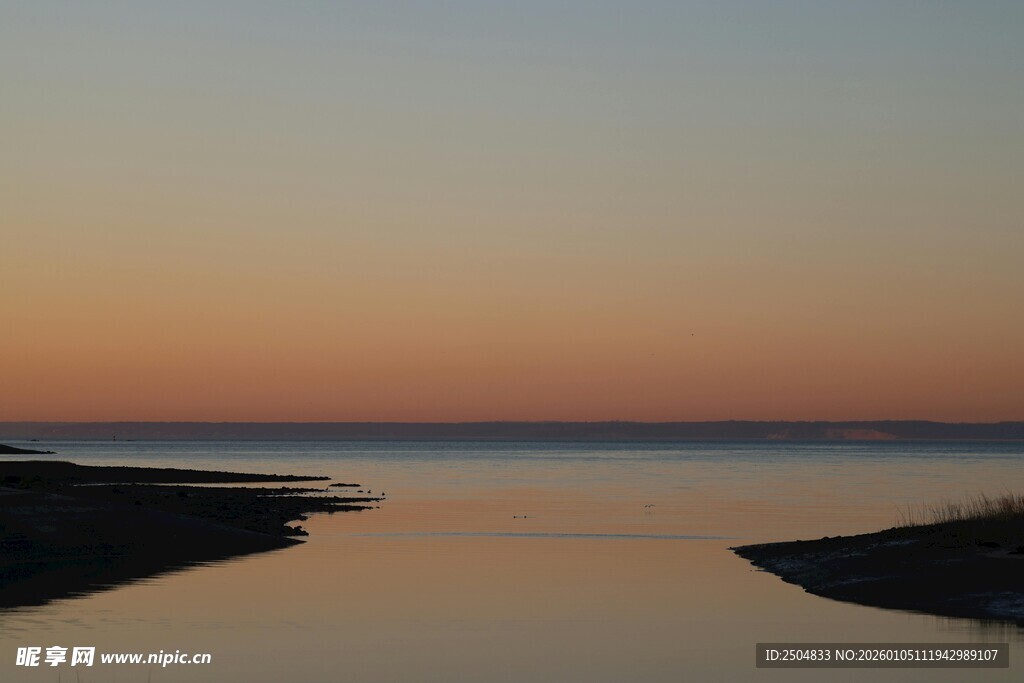 黄昏下宁静的水域景观