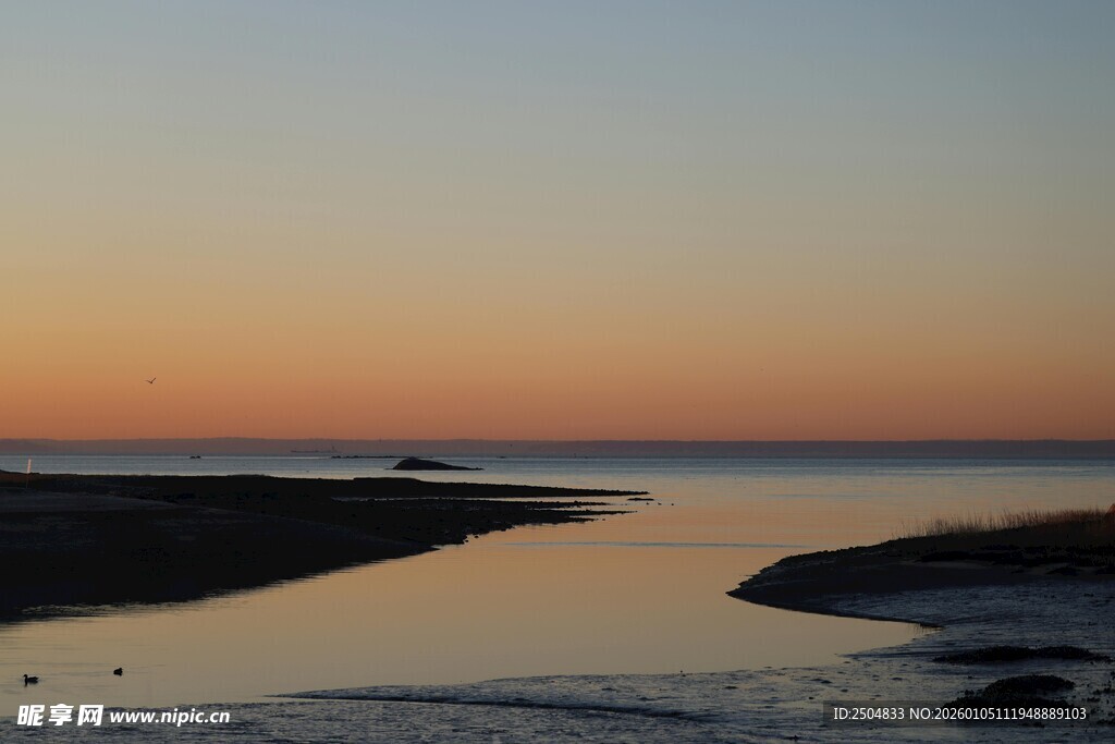 黄昏下的宁静河岸景色