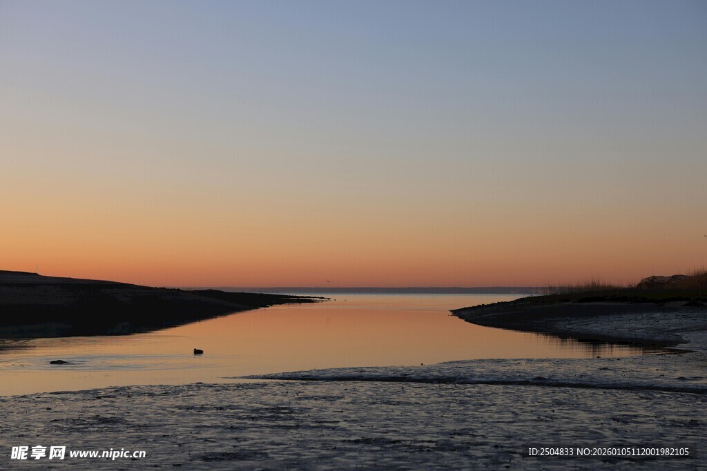 日落时分的宁静河岸风光
