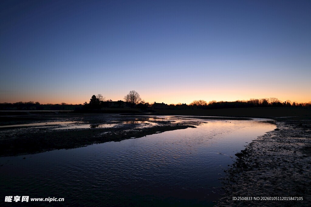 黄昏下宁静的河流景观