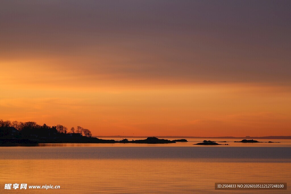 黄昏下的宁静湖面美景