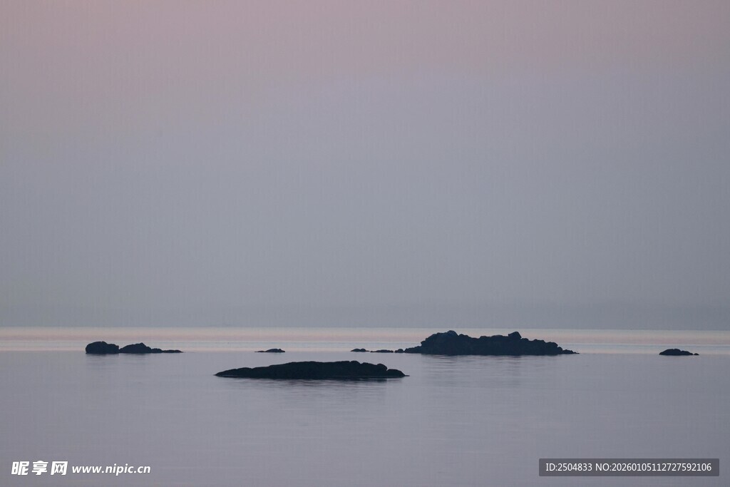 海上孤礁景色