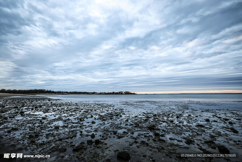 海边滩涂 云幕低垂之景