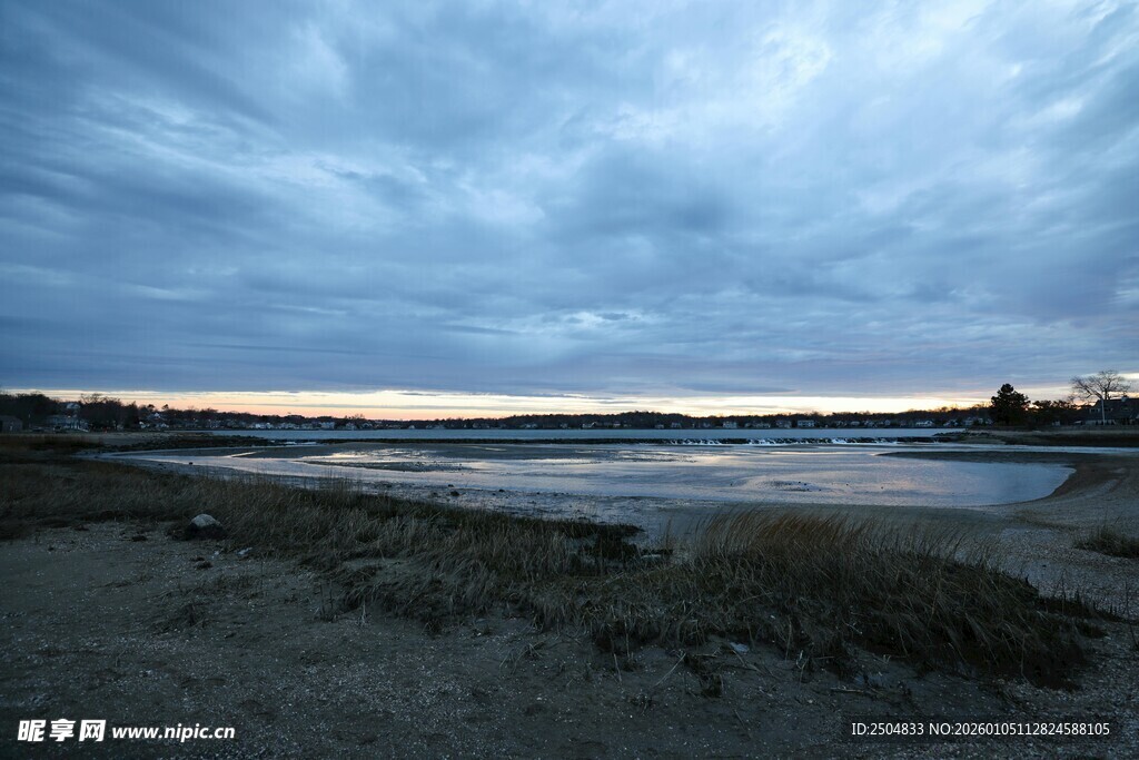 黄昏下的宁静海滩景色