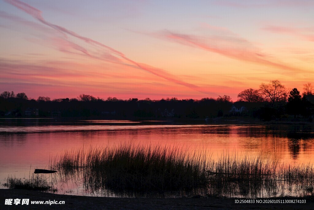 湖畔绝美日落风光