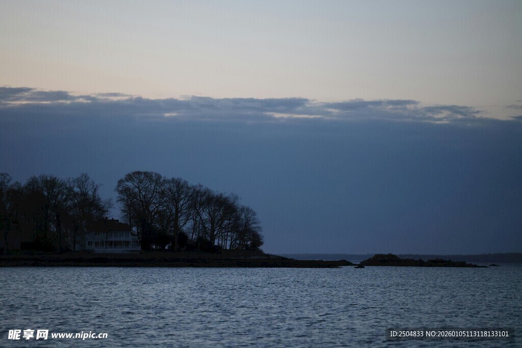 湖畔暮色风景